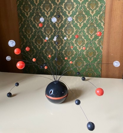 Space Age Sputnik kinetic sort/ orange/ hvit string ball uro 1970 tallet