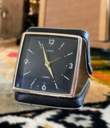 SEIKO 2 Jewels svart mekanisk reiseklokke vekkerklokke ur mykt - Japan 1950/60 tallet
