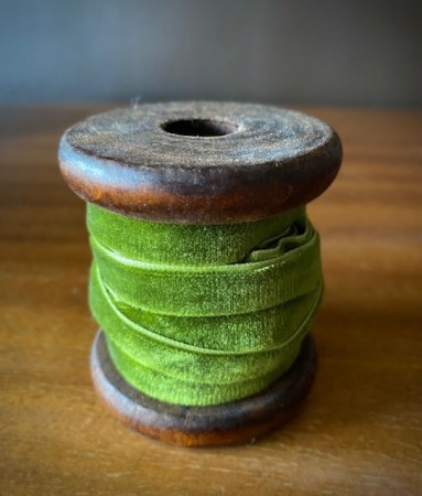 Stor spole/ snelle i edeltre med mosegrønt velurbånd 