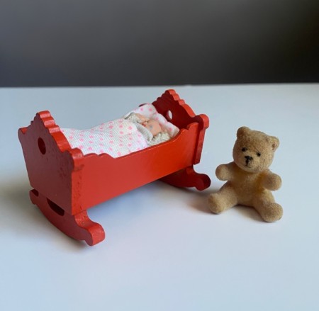 Lundby dukkehus møbler tilbehør 1:18 - Rød babyvugge (1271) og teddybjørn (1297) 1970/ 80 tallet