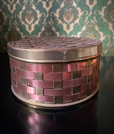 Rund oppbevaringsboks skrin med lokk messing med flettet kobberdetaljer