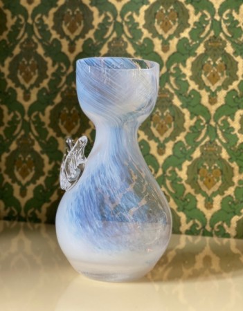 Husengel vase/ telys i hvit spettet kunstglass- Vivvi-Ann Huse Magnor Glassverk Norge Norway