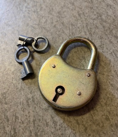 Landhandel ubrukt hengelås padlock med nøkler