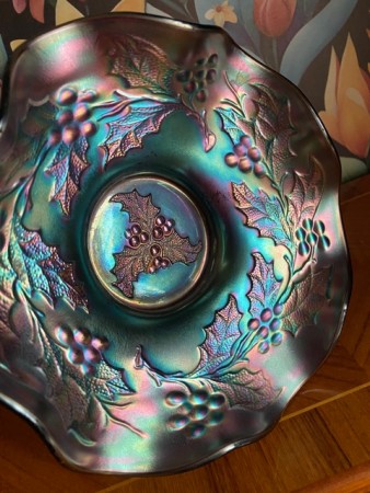 Amethyst farget carnival luster bolle skål fat ruffled bowl Holly and berry mønster pressglass Dugan USA 1920-tallet