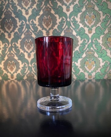 Cavalier stetteglass hvitvinsglass i rødt kunstglass Luminarc Arcoroc France Frankrike 1970-tallet