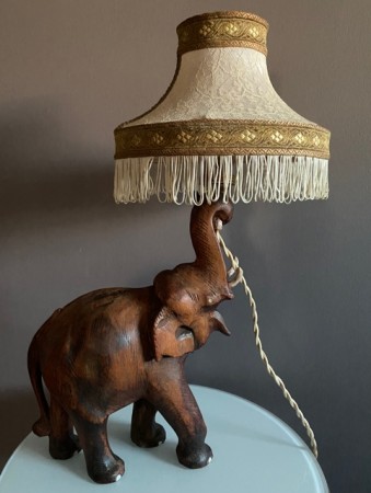 Kitschy elefant bordlampe i tre med skjerm- redesign