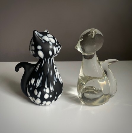 Kattefigurer i kunstglass