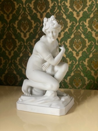 Venus Romersk gudinne knelende akt kvinne/ damefigur/ skulptur/ statue bisque porselen 