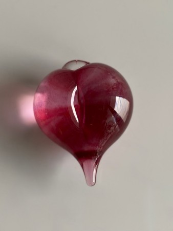 Håndblåst hjerte i rosa/rødspettet kunstglass Hadeland Norway Norge 1990/ 2000-tallet