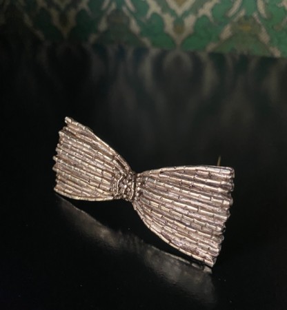 Stor sløyfe brosje/ nål i forgylt metall