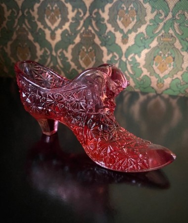 Stilett Viktoriansk damesko i rosa transparent glass med relieff mønster Fenton USA
