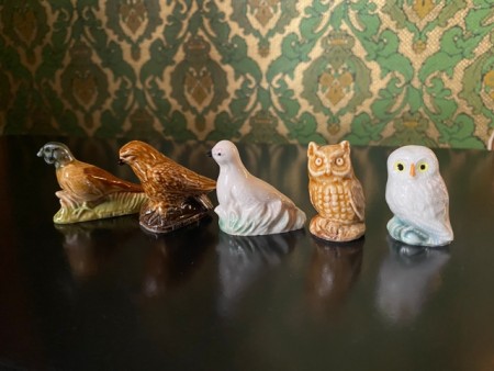 Miniatyr små samlefigurer fugler i glasert steingods settekasse England 1980-tallet