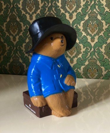 Paddington bear bjørn blå frakk og hatt sparebøsse i plast Haugesund sparebank - OY MK-TUOTE AB Finland 1970/80 tallet