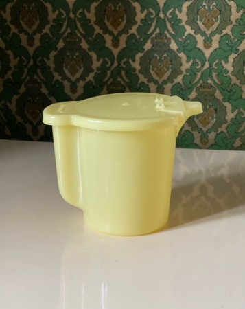 Gul vintage Tupperware liten mugge/ kanne med lokk -  London Great Britain USA 1960 tallet