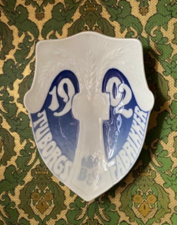 Tuborg Fabrikker 1902 antikk skjoldformet veggplett platte skål i hvit porselen blå dekor Bing & Grøndahl Danmark