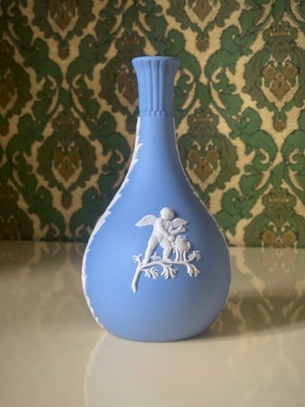 Blå Jasperware keramikk knoppvase med hvit relieff dekor 73 - Wedgwood England 1960/70-trallet