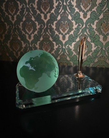 Brevvekt pennholder globus klode glassfigur i grønt transparent kunstglass