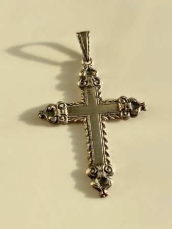 Stor antikk kors krusifiks smykke anheng i sølv 830S med relief dekor Kristian Hestenes Norge 1900-tallet
