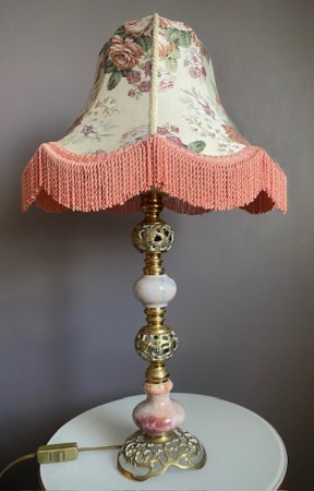 Bordlampe i messing og rosa marmor - 1970 tallet