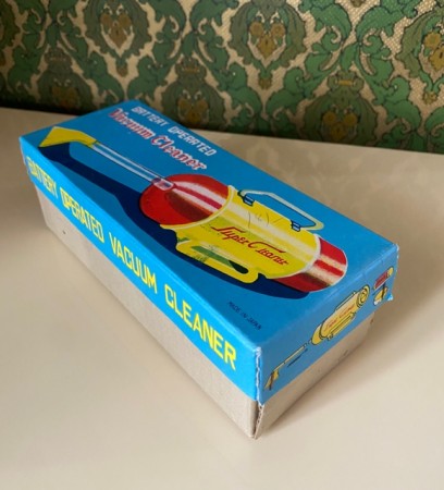 Vacuum cleaner ubrukt batteridrevet leketøy støvsuger I original eske - Japan 1960 tallet