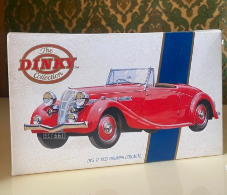 The Dinky Collection rød DY-S 17 1939 Triumph Dolomite modellbil i original eske - Matchbox International 1990