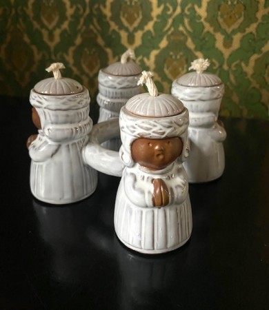 Juledekor ubrukt julestake oljelampe engler i hvit glasert terrakotta keramikk