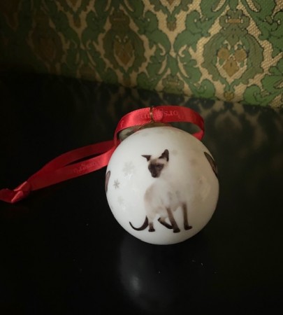 Juletrepynt hvit julekule i porselen Siameser kattemotiv Royal Canin Porsgrund 2018