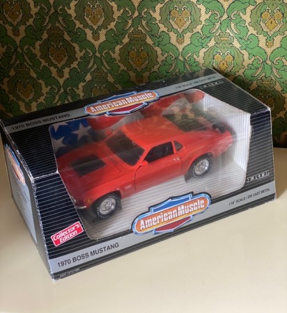 Rød/ Calypso Coral 1970 Ford Boss 429 Mustang modellbil i original eske 1:18 die cast metal - The ERTL Company USA 1991