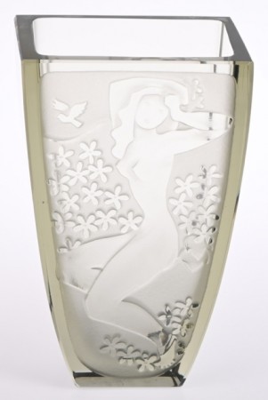 Vase i tykt sotet krystallglass med sandblåst akt kvinne dekor Ståle Kyllingstad Hadeland Glassverk Norge 1930/40-tallet