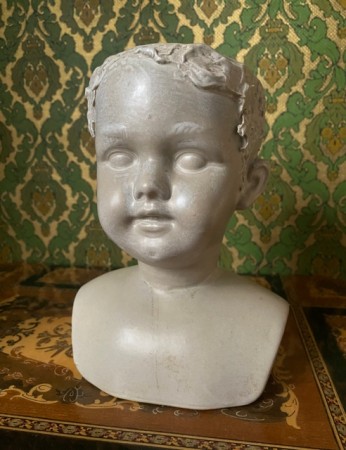 Barnebyste barnehode skulptur figur vase potteskjuler grå glasert keramikk 