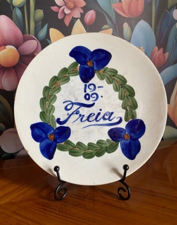 Freia antikk reklame veggplatte plett fat skål i fajanse keramikkleire Aluminia Copenhagen Denmark 1909