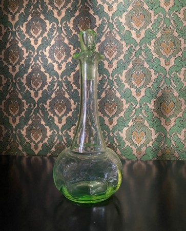 Karaffel dekanter i uraniumgrønt glass 1920-1940