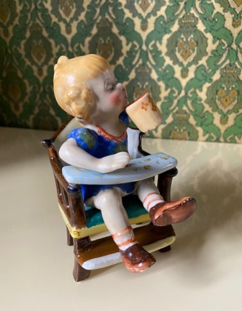 Nostalgisk tidstypisk toddler barnefigur håndmalt steingods MB Keto Import Japan 1950/60-tallet