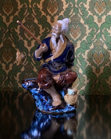 Kinesisk Fisker Mudman Asiatisk figur i glasert terrakotta/ leire/ keramikk - Shiwan Kina China 1960 tallet
