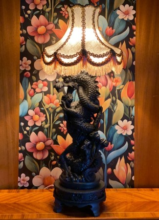 Orientalsk kitsch bordlampe figurlampe drage med skjerm 1970/80-tallet