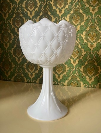 Høy stettskål kompottskål i hvitt opalin pressglass med relief dekor - Indiana Glass Company USA 1950/ 60 tallet
