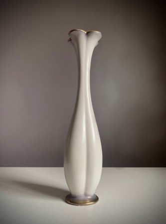Høyhalset vase i keramikk med gullkant - AWF Arnold Wiigs Fabrikker Halden Norge 1950/60 tallet