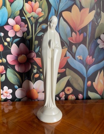 Maria Madonna religiøst ornament i matt hvit glasert steingods