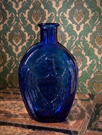 Flaske i koboltblått glass relief dekor ørn overflødighetshorn