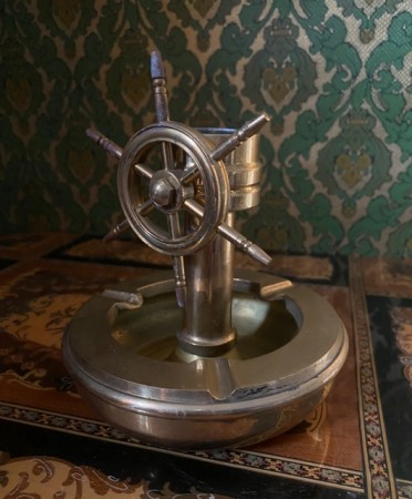 Maritim messing askebeger med skipsratt og  kompass