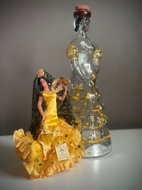 Spansk MARIN CHICLANA flamenco dukke og en Brandy Nogueras Comas Barcelona flaske uten innhold