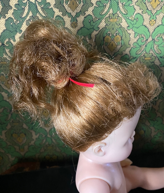 Alle hårplugger er inntakte.